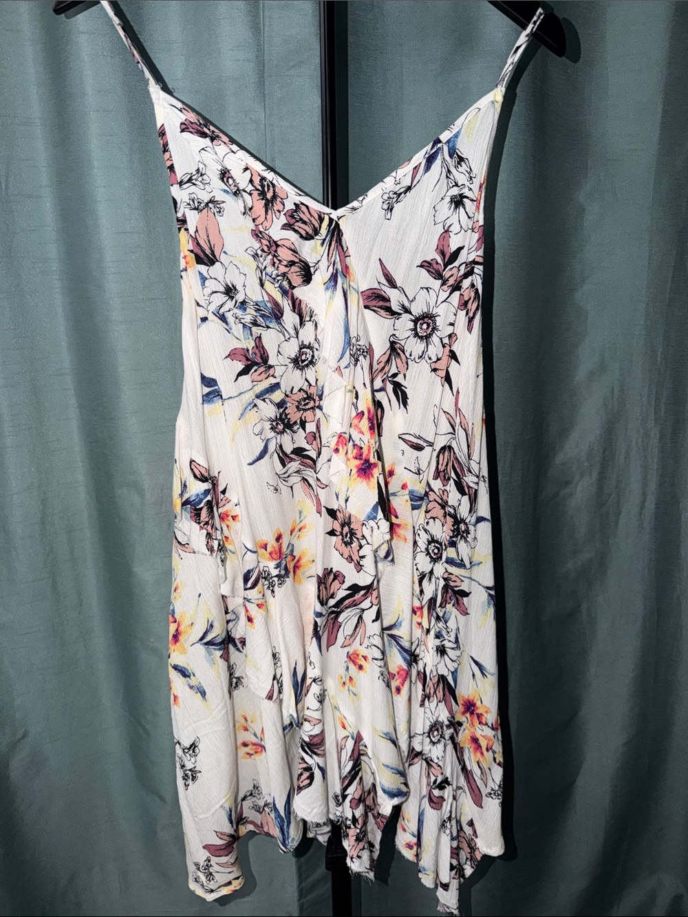 Gimmicks from Buckle Floral V-Neck flowy sleeveless top